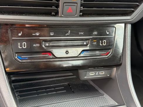 Used 2025 Volkswagen Jetta SE FWD image 41