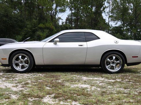Used 2010 Dodge Challenger SE RWD image 3