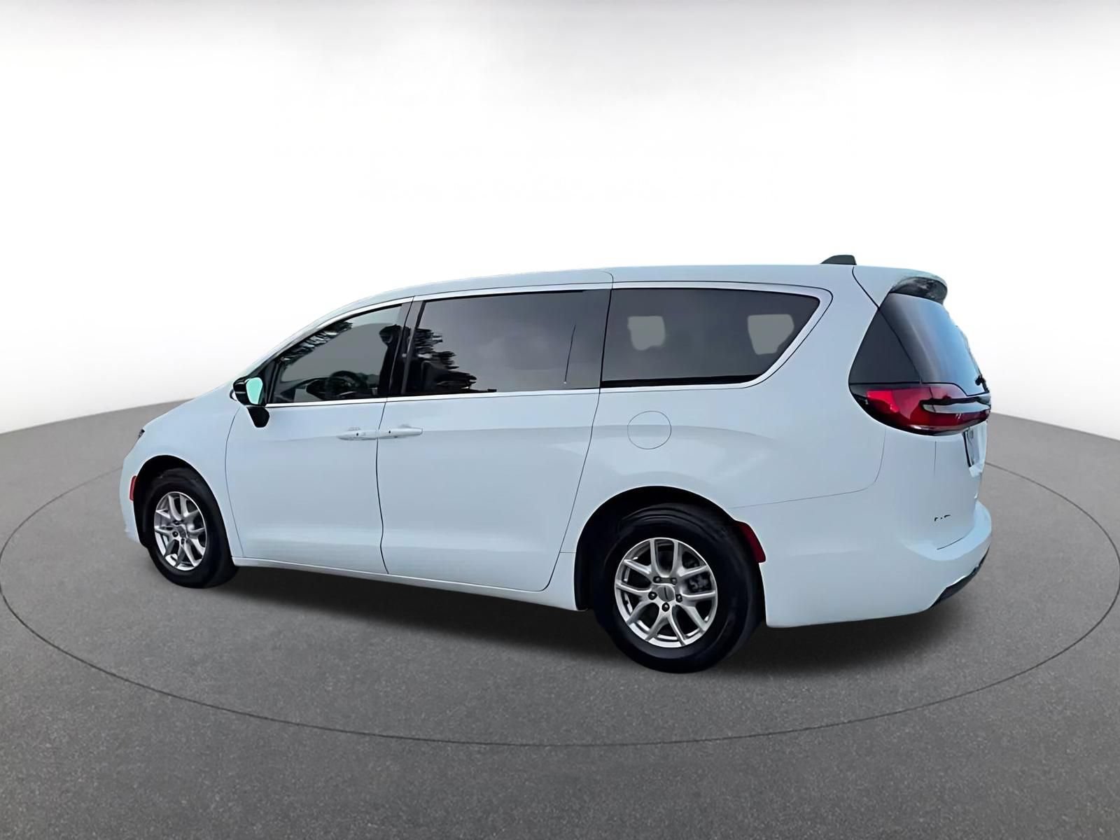 Used 2024 Chrysler Pacifica Touring-L FWD image 9
