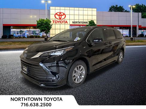 Used 2025 Toyota Sienna LE w/ LE Plus Package image 1
