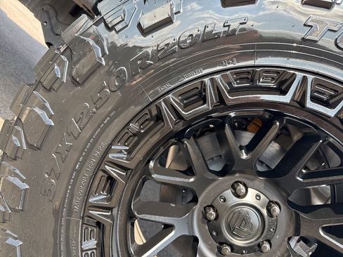 Used 2023 Jeep Gladiator Rubicon w/ Cold Weather Group image 15