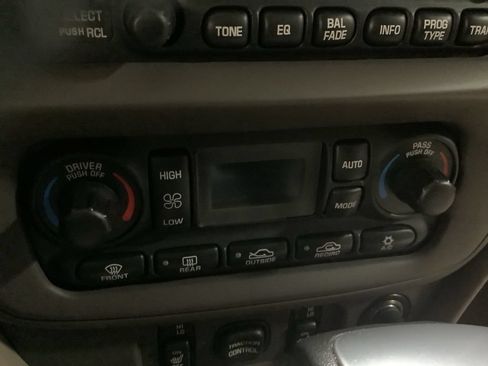 Used 2005 Pontiac Bonneville GXP FWD image 33