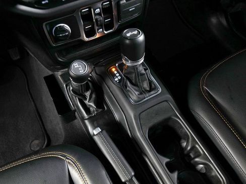 Used 2025 Jeep Wrangler Unlimited Sahara w/ Technology Group AWD/4WD image 13