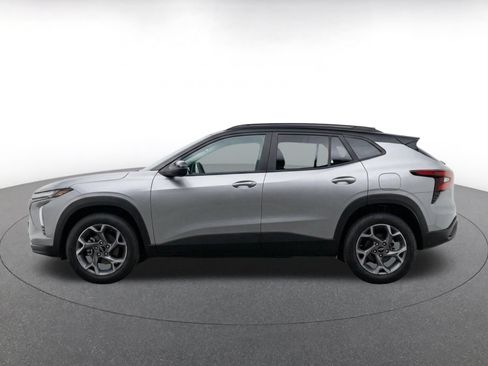 Used 2025 Chevrolet Trax LT FWD image 4