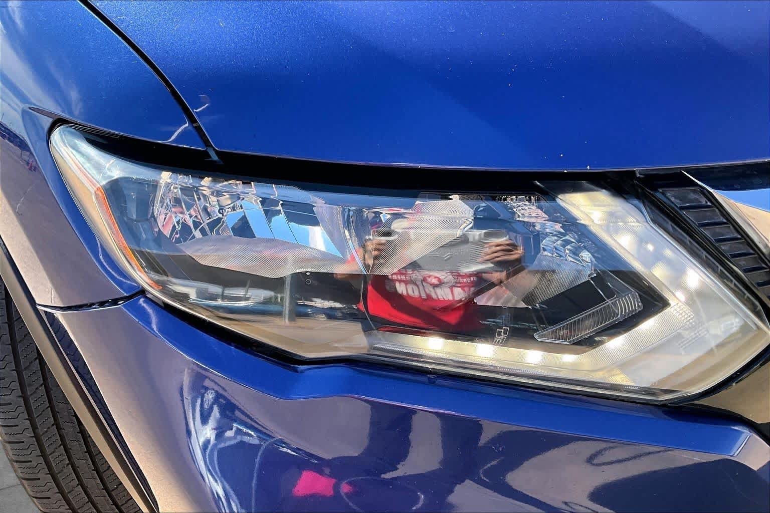 Used 2017 Nissan Rogue SV AWD/4WD image 12