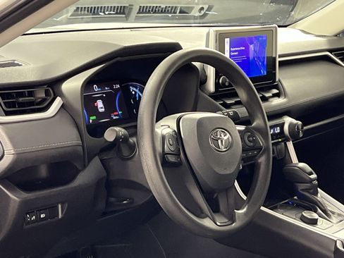Used 2025 Toyota RAV4 XLE AWD/4WD image 17