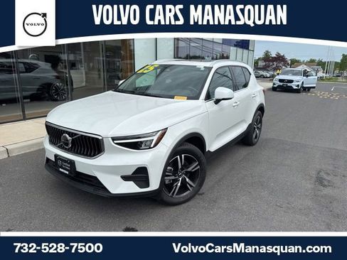 Certified 2025 Volvo XC40 B5 Core AWD/4WD image 1