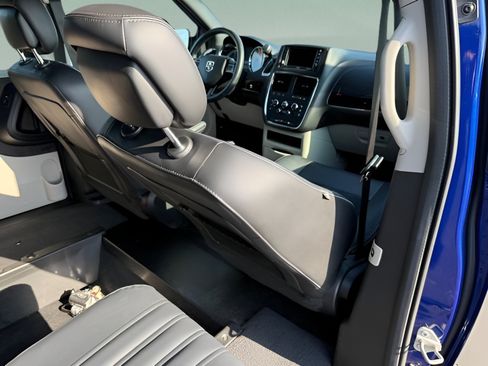Used 2018 Dodge Grand Caravan SXT FWD image 11