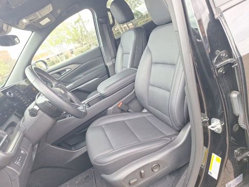 Used 2025 Chevrolet Traverse LT image 20