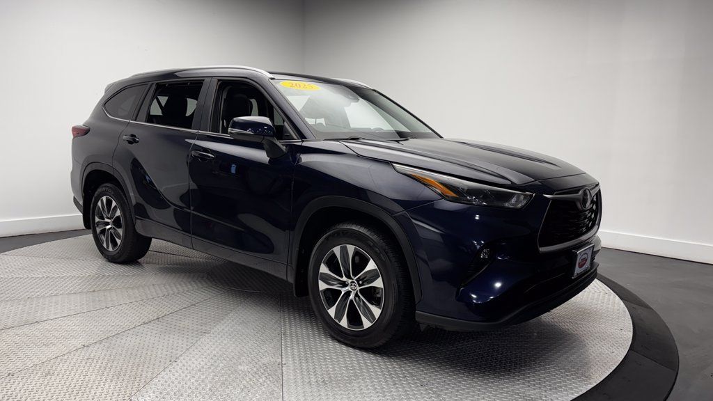 Used 2025 Toyota Highlander XLE AWD/4WD image 45