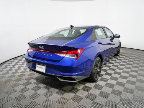Used 2021 Hyundai Elantra SEL w/ Convenience Package FWD image 3