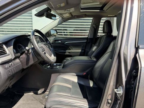 Used 2019 Toyota Highlander SE AWD/4WD image 20