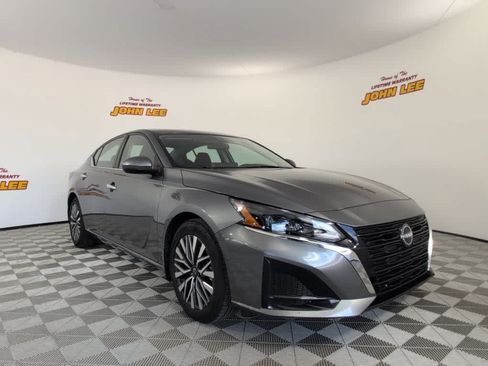 Used 2023 Nissan Altima 2.5 SV w/ SV Premium Package FWD image 8