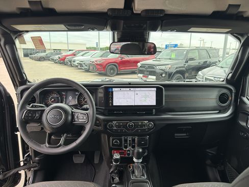 Used 2025 Jeep Gladiator Mojave w/ Convenience Group AWD/4WD image 29