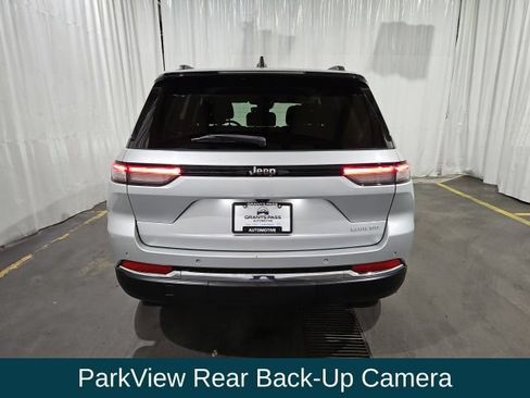 Used 2023 Jeep Grand Cherokee Laredo RWD image 4