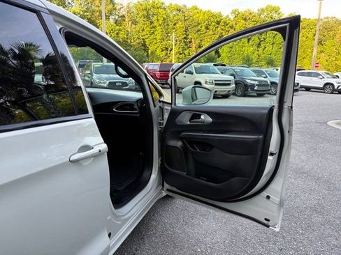 Used 2019 Chrysler Pacifica Touring Plus FWD image 26