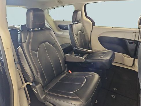 Used 2017 Chrysler Pacifica Touring-L FWD image 27