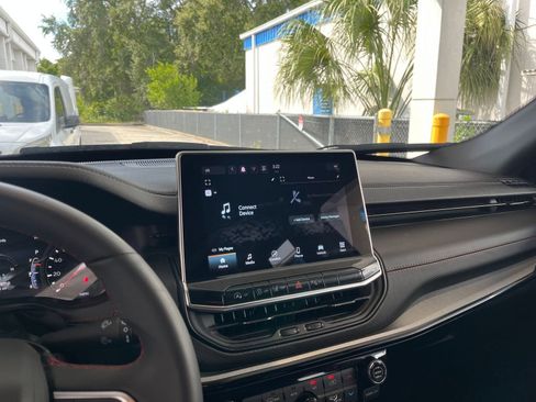 Used 2025 Jeep Compass Trailhawk image 18