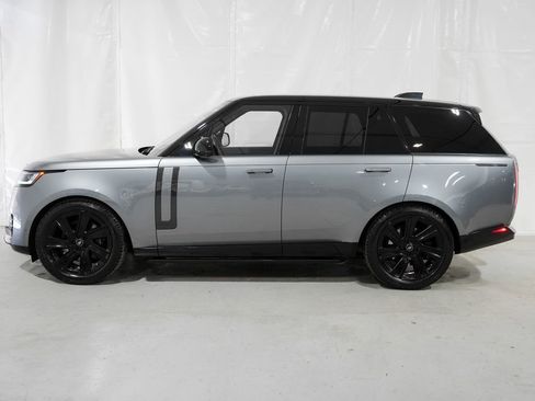 Used 2023 Land Rover Range Rover SE image 2
