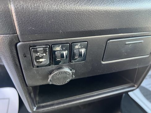 Used 2015 Toyota Sienna SE Premium image 36