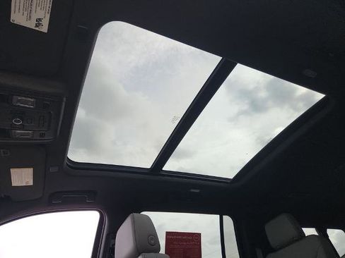 Used 2023 GMC Yukon XL SLT w/ SLT Premium Package image 17