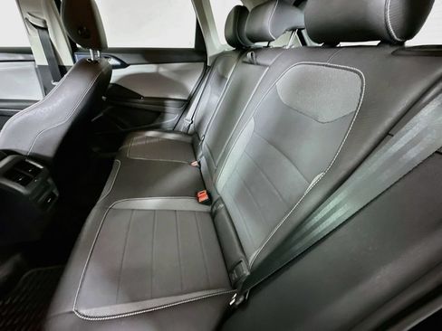 Used 2024 Volkswagen Taos SE FWD image 5