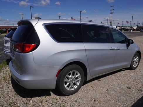 Used 2023 Chrysler Voyager LX FWD image 6