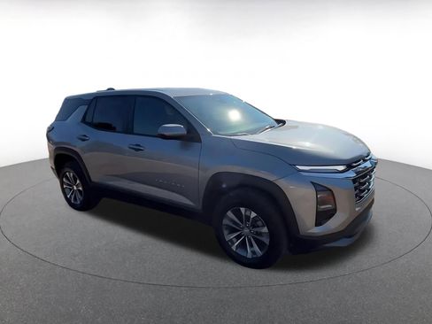 Used 2025 Chevrolet Equinox LT image 2