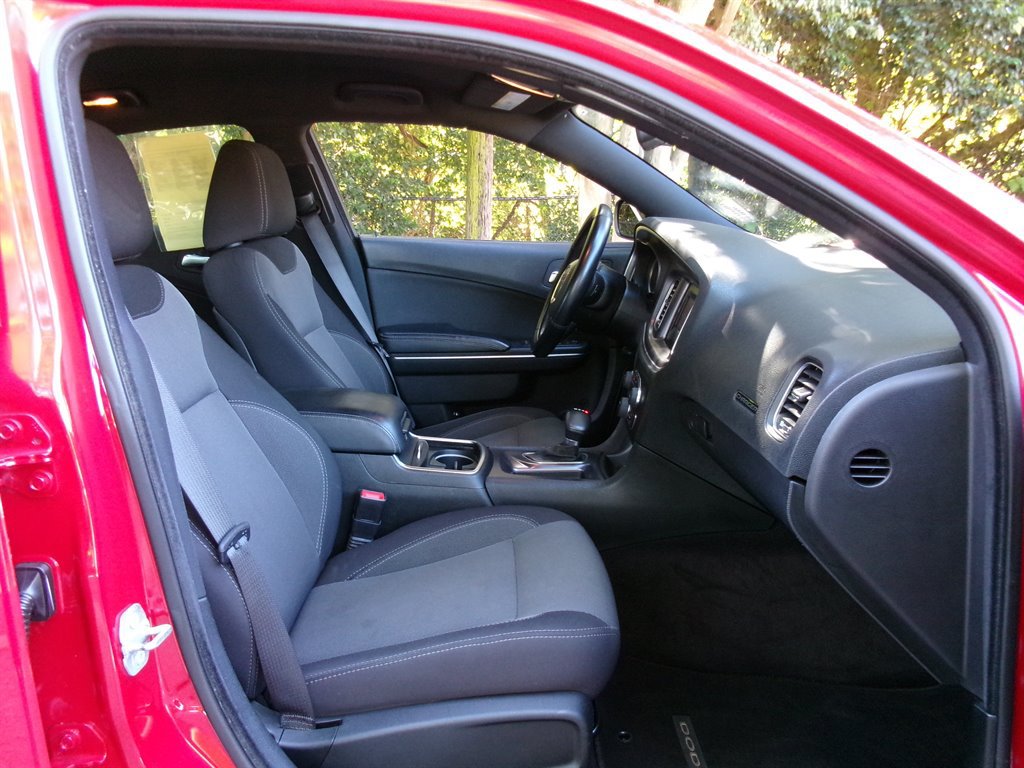 Used 2016 Dodge Charger SE RWD image 21