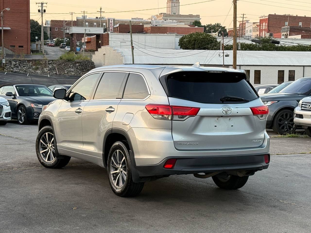 Used 2017 Toyota Highlander XLE AWD/4WD image 6