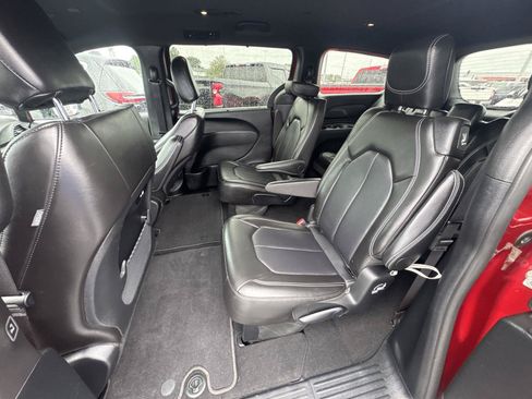 Used 2025 Chrysler Pacifica Select FWD image 9