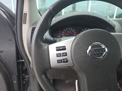 Used 2015 Nissan Frontier SV w/ SV Value Truck Package AWD/4WD image 18