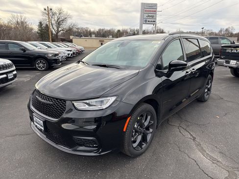 New 2026 Chrysler Pacifica Select image 3