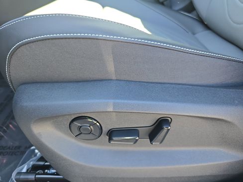 New 2025 Volkswagen Tiguan SE image 27