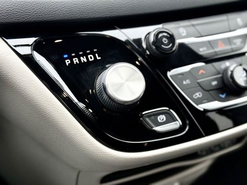 Used 2022 Chrysler Voyager LX FWD image 16