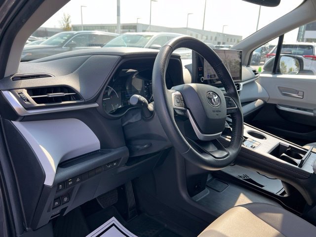 Used 2025 Toyota Sienna XLE w/ XLE Plus Package FWD image 9