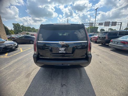 Used 2016 Cadillac Escalade Luxury AWD/4WD image 4