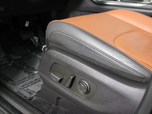 Used 2024 Kia Carnival SX FWD image 11