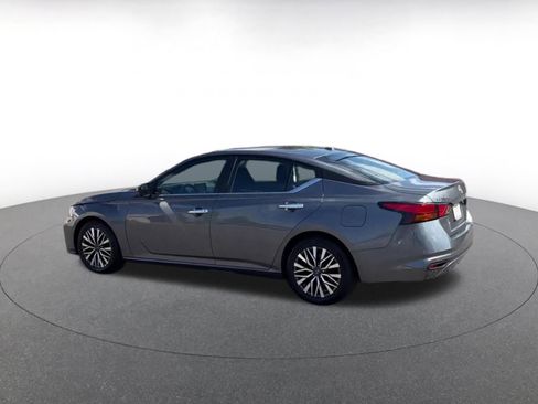 Used 2025 Nissan Altima 2.5 SV FWD image 10