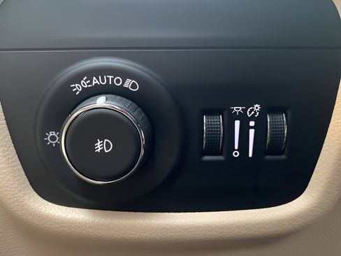 Used 2022 Jeep Grand Cherokee Limited w/ Luxury Tech Group II image 17