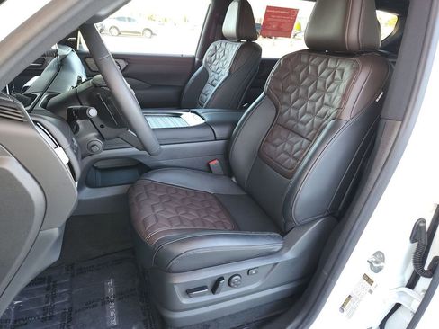 Certified 2025 Nissan Armada Platinum Reserve image 12