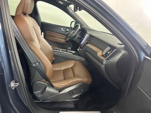 Used 2022 Volvo XC60 B5 Momentum image 28