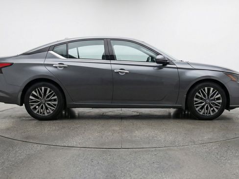 Used 2025 Nissan Altima 2.5 SV FWD image 11