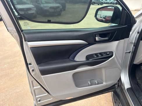 Used 2017 Toyota Highlander XLE FWD image 10