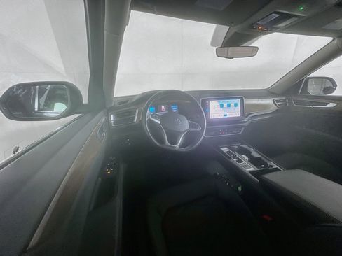 Used 2025 Volkswagen Atlas SE FWD image 18