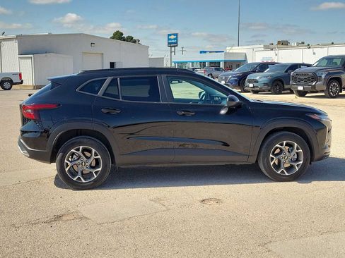 Used 2025 Chevrolet Trax LT w/ LT Convenience Package FWD image 9