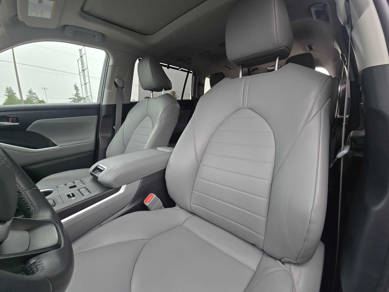 Used 2023 Toyota Highlander XLE AWD/4WD image 22