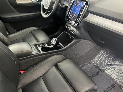 Used 2025 Volvo XC40 B5 Plus AWD/4WD image 19