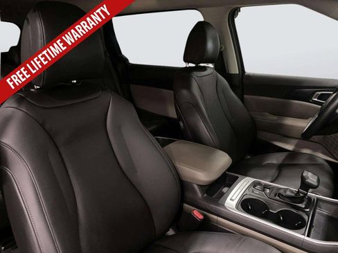 Used 2025 Kia Carnival FWD image 34