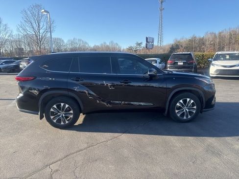 Used 2022 Toyota Highlander XLE image 5